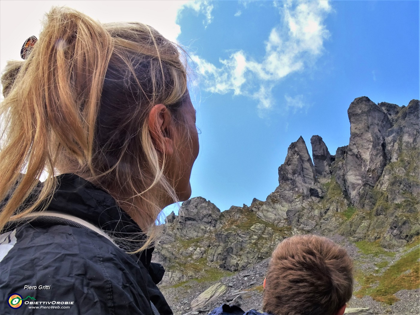 40 Ammirando le verticali pareti rocciose del Valletto.JPG